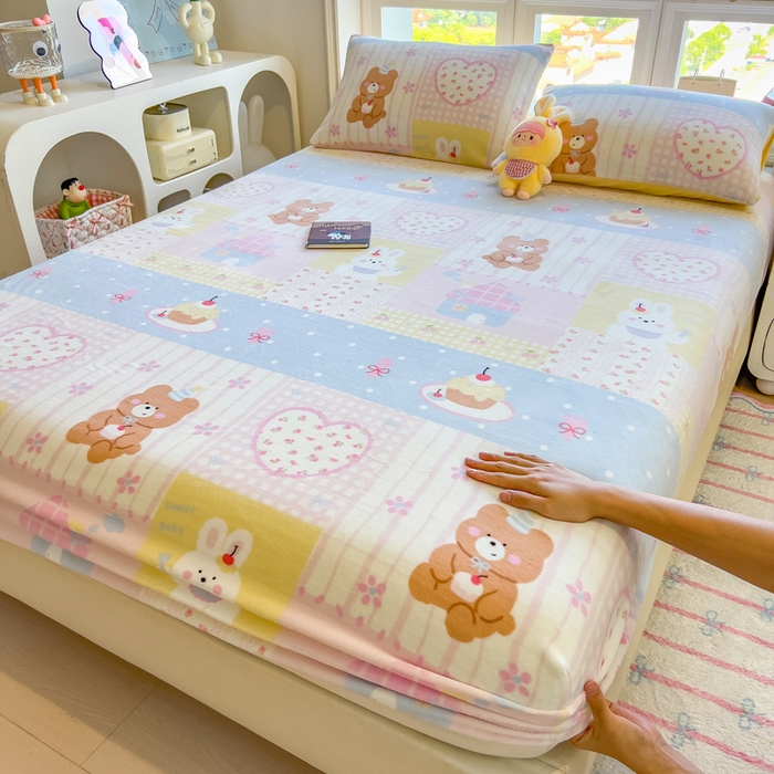 91家纺网 家纺一手货源 找家纺 摩妮卡 2025新款印花系列小清新牛奶绒印花床笠三件套 奶系萌宠