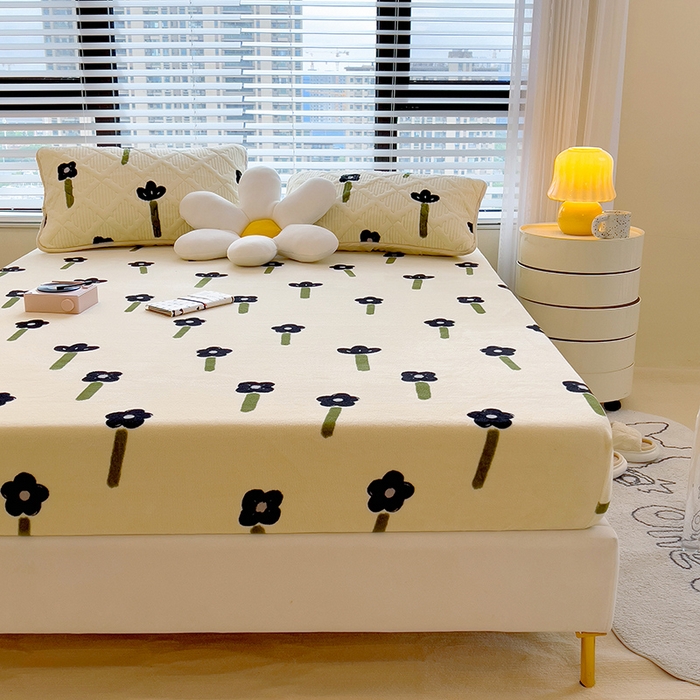 91家纺网 家纺一手货源 找家纺 摩妮卡 2025新款印花系列小清新牛奶绒印花床笠三件套 秋月私语