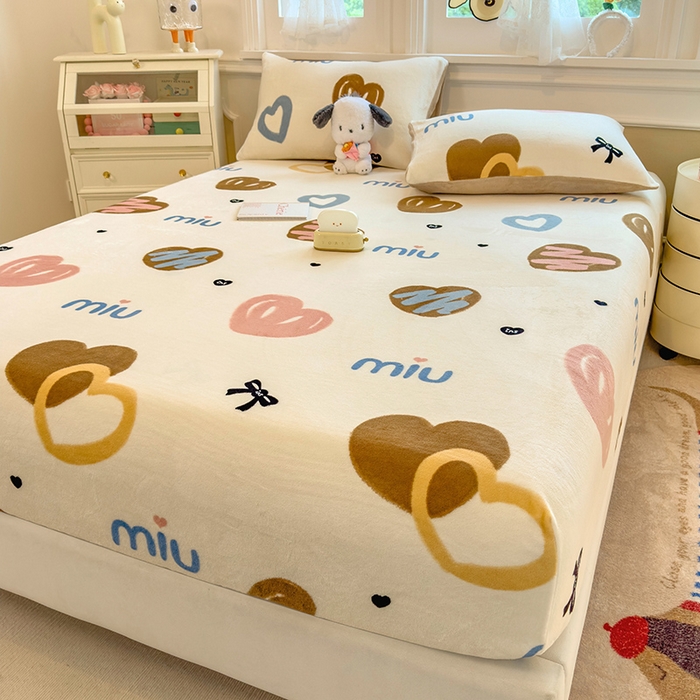 91家纺网 家纺一手货源 找家纺 摩妮卡 2025新款印花系列小清新牛奶绒印花床笠三件套 心元素