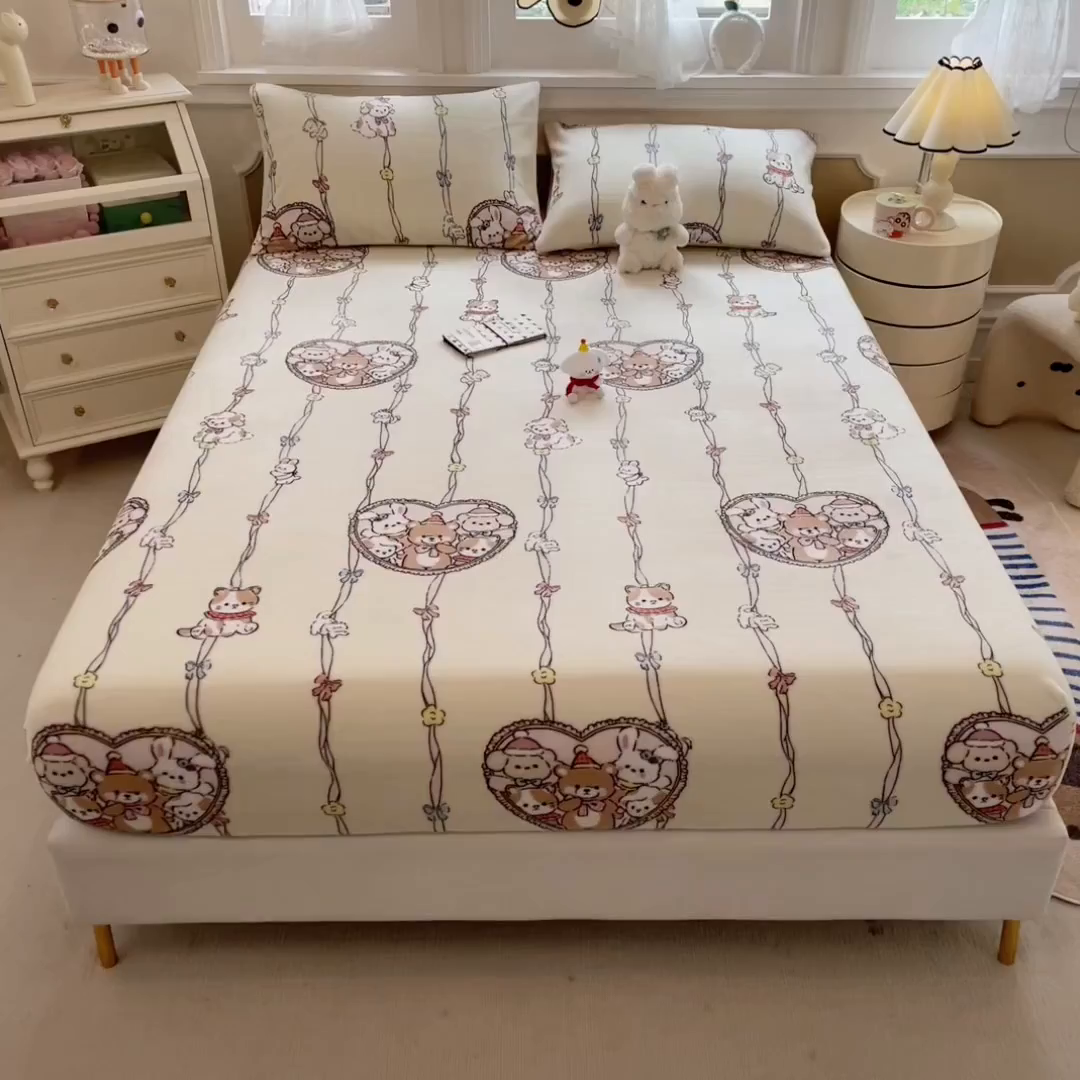 91家纺网 家纺一手货源 找家纺 摩妮卡 2025新款印花系列小清新牛奶绒印花床笠三件套 童趣乐园
