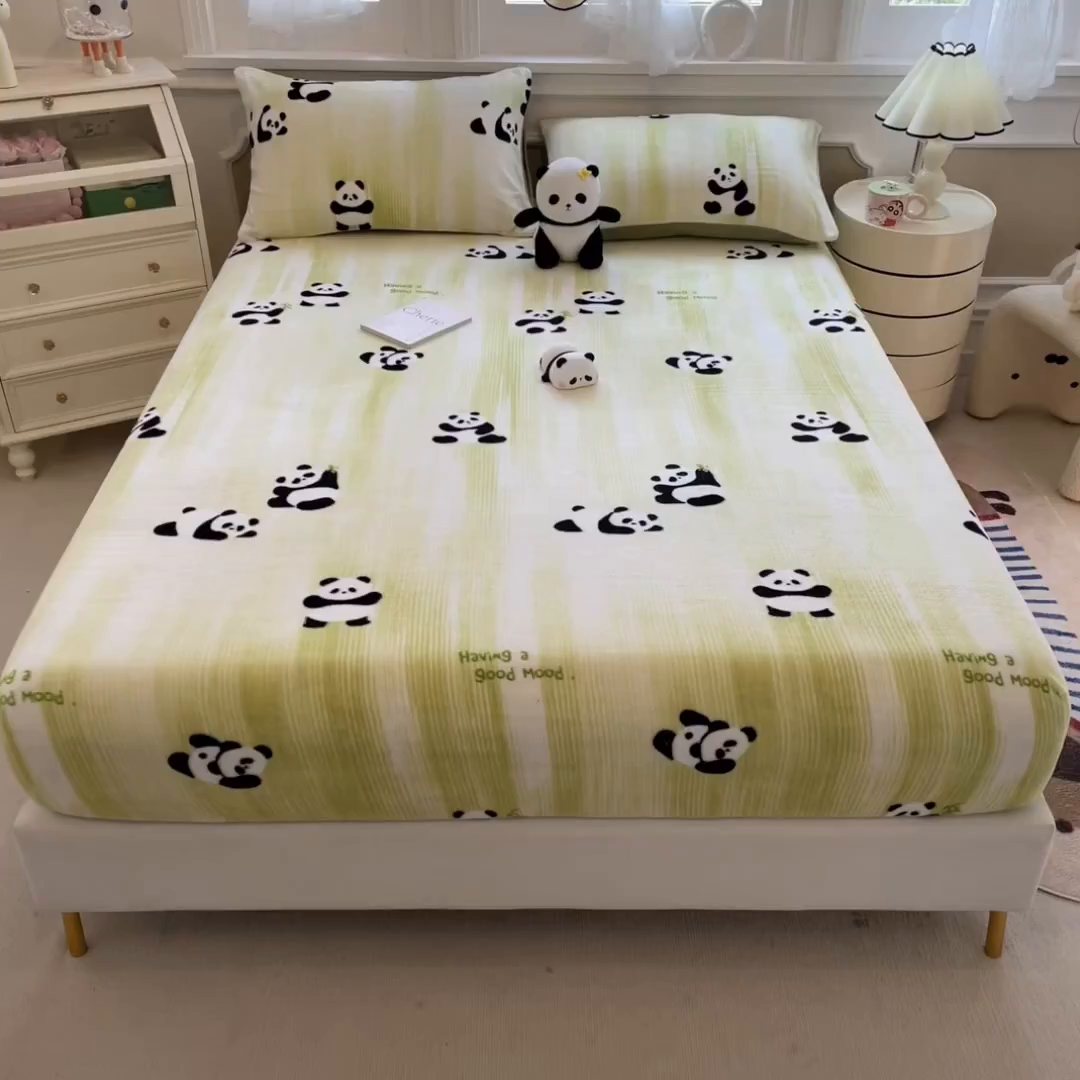 91家纺网 家纺一手货源 找家纺 摩妮卡 2025新款印花系列小清新牛奶绒印花床笠三件套 呆萌熊猫