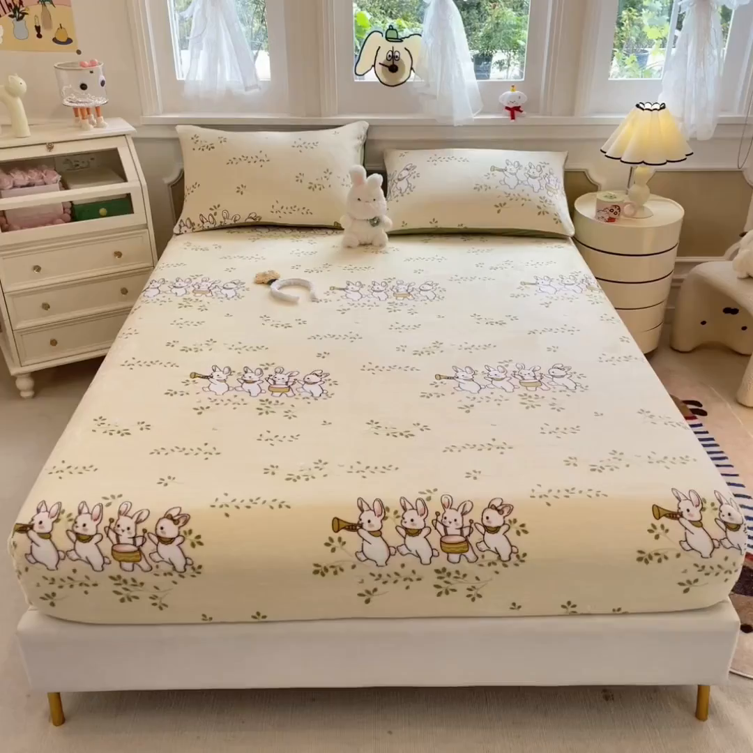 91家纺网 家纺一手货源 找家纺 摩妮卡 2025新款印花系列小清新牛奶绒印花床笠三件套 萌宠乐园