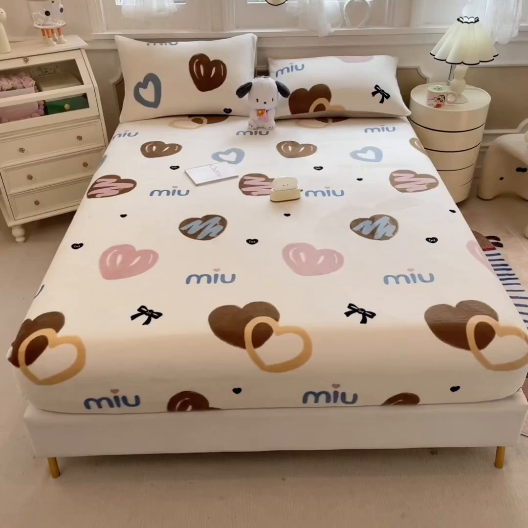 91家纺网 家纺一手货源 找家纺 摩妮卡 2025新款印花系列小清新牛奶绒印花床笠三件套 心元素