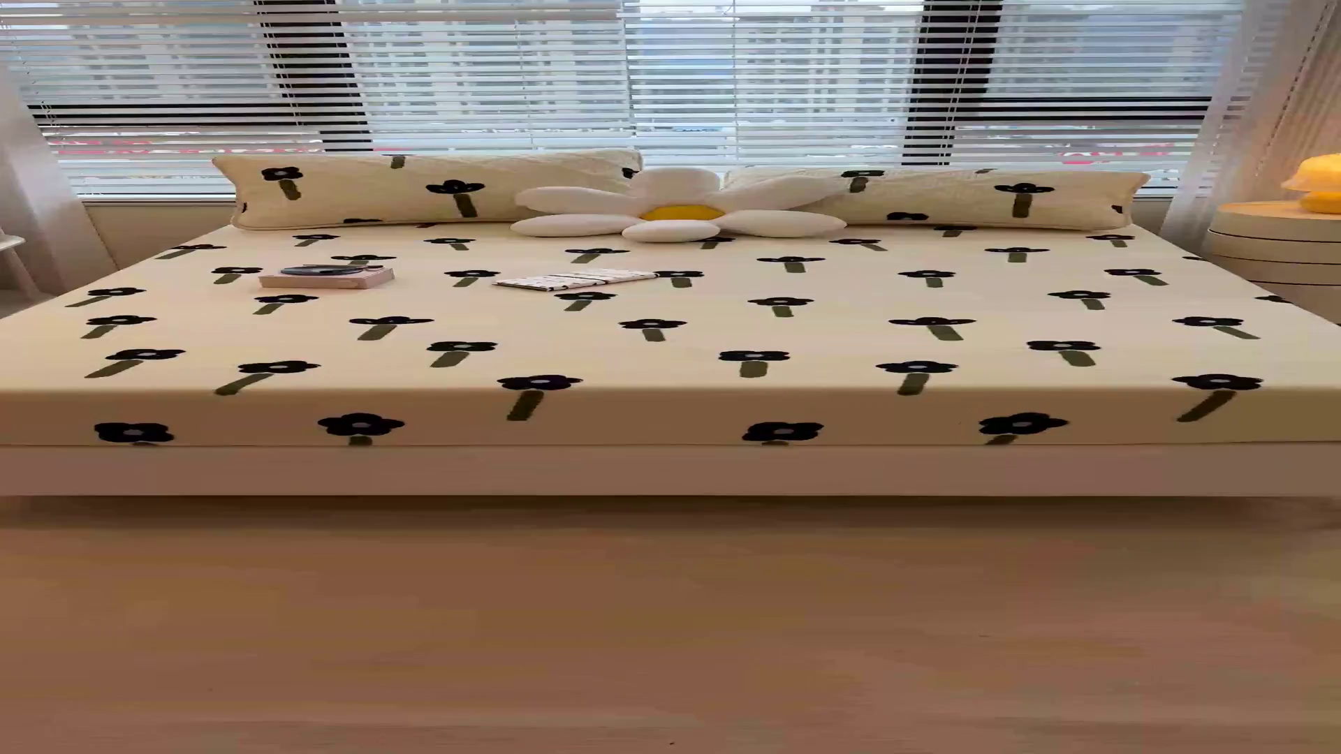 91家纺网 家纺一手货源 找家纺 摩妮卡 2025新款印花系列小清新牛奶绒印花床笠三件套 秋月私语