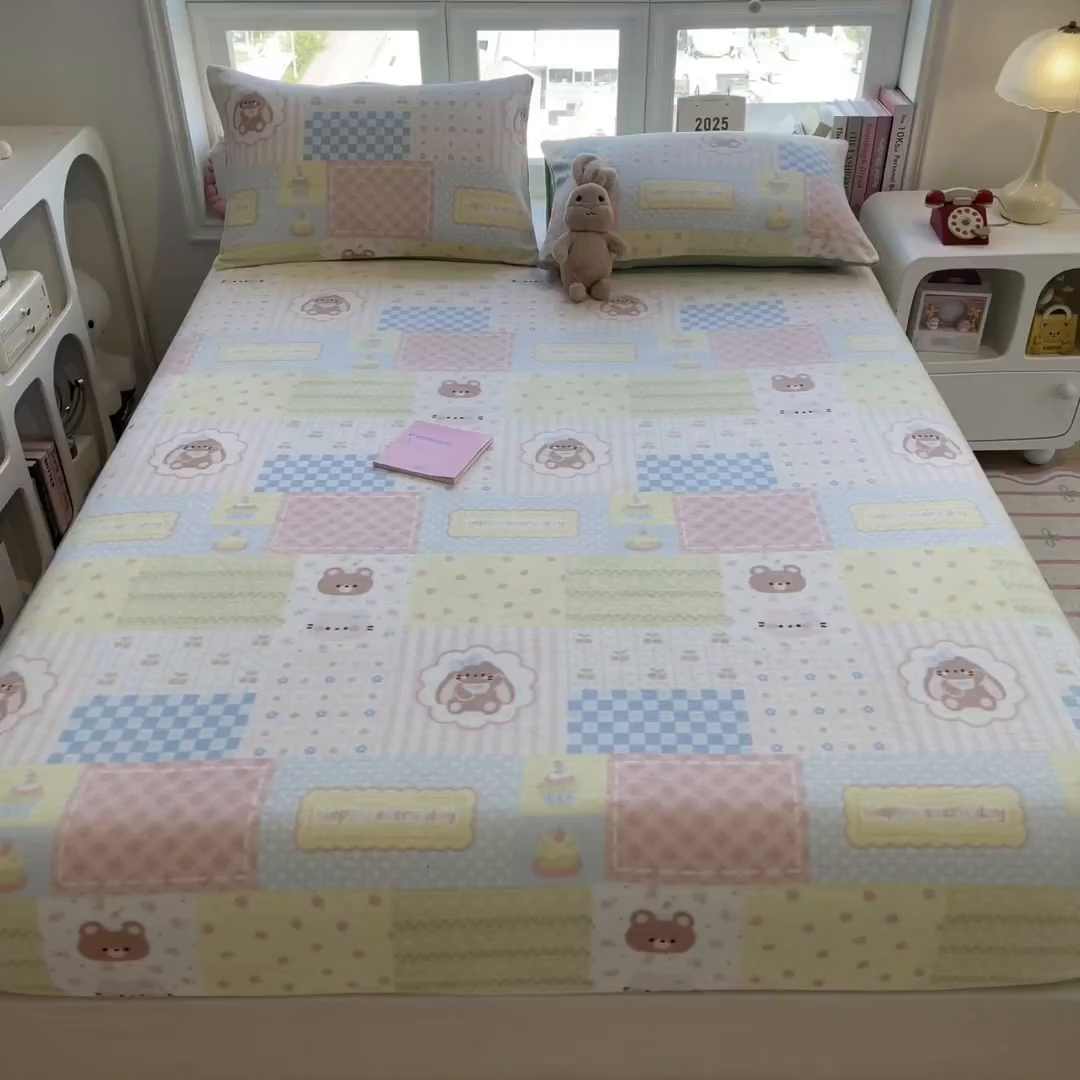 91家纺网 家纺一手货源 找家纺 摩妮卡 2025新款印花系列小清新牛奶绒印花床笠三件套 炫彩小熊