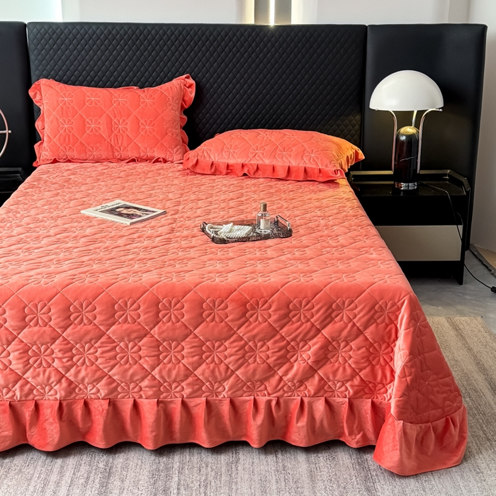 91家纺网 家纺一手货源 找家纺 逸林家纺《原希尔顿逸林》 2025新款床盖水晶绒床盖床裙三件套夹棉床盖 四叶草-暖桔