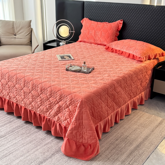 91家纺网 家纺一手货源 找家纺 逸林家纺《原希尔顿逸林》 2025新款床盖水晶绒床盖床裙三件套夹棉床盖 四叶草-暖桔