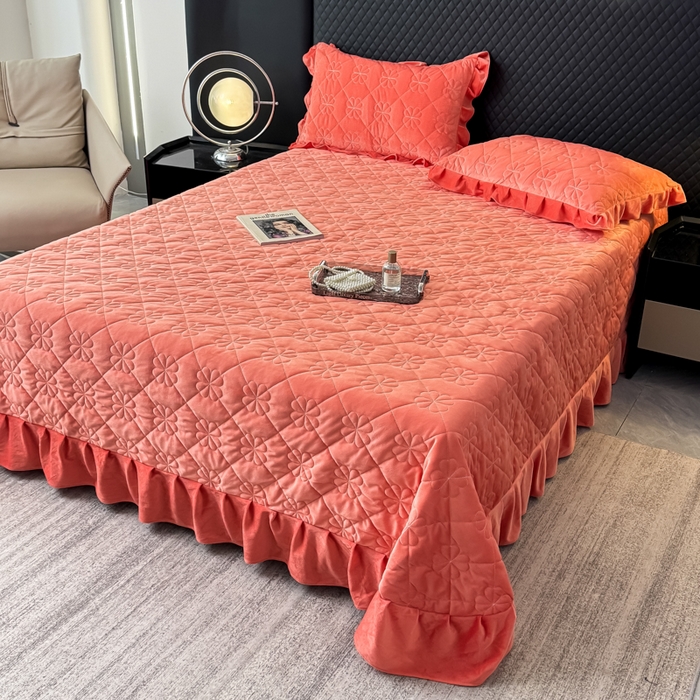 91家纺网 家纺一手货源 找家纺 逸林家纺《原希尔顿逸林》 2025新款床盖水晶绒床盖床裙三件套夹棉床盖 四叶草-暖桔