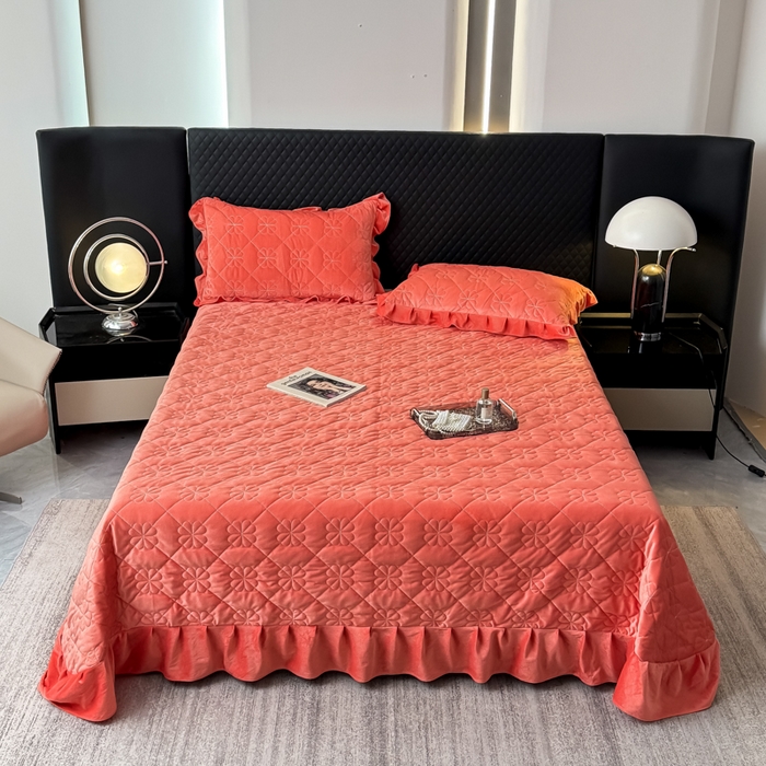 91家纺网 家纺一手货源 找家纺 逸林家纺《原希尔顿逸林》 2025新款床盖水晶绒床盖床裙三件套夹棉床盖 四叶草-暖桔