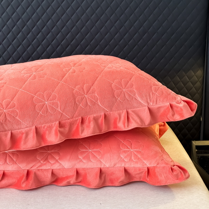 91家纺网 家纺一手货源 找家纺 逸林家纺《原希尔顿逸林》 2025新款床盖水晶绒床盖床裙三件套夹棉床盖 四叶草-暖桔