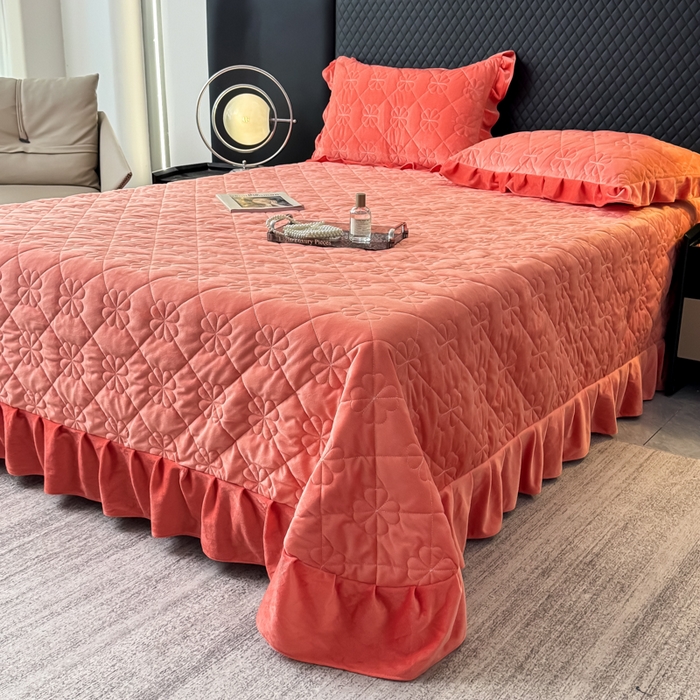 91家纺网 家纺一手货源 找家纺 逸林家纺《原希尔顿逸林》 2025新款床盖水晶绒床盖床裙三件套夹棉床盖 四叶草-暖桔