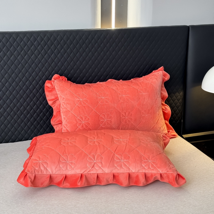 91家纺网 家纺一手货源 找家纺 逸林家纺《原希尔顿逸林》 2025新款床盖水晶绒床盖床裙三件套夹棉床盖 四叶草-暖桔