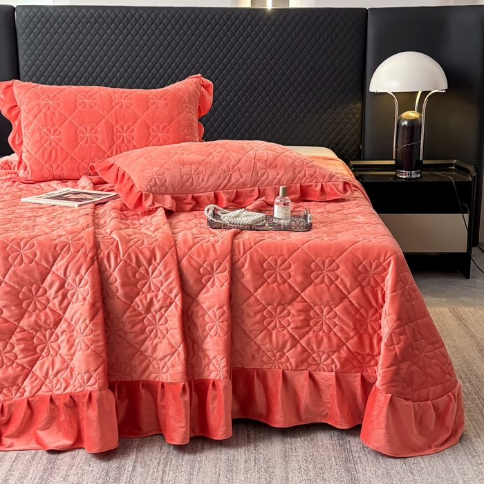 91家纺网 家纺一手货源 找家纺 逸林家纺《原希尔顿逸林》 2025新款床盖水晶绒床盖床裙三件套夹棉床盖 四叶草-暖桔