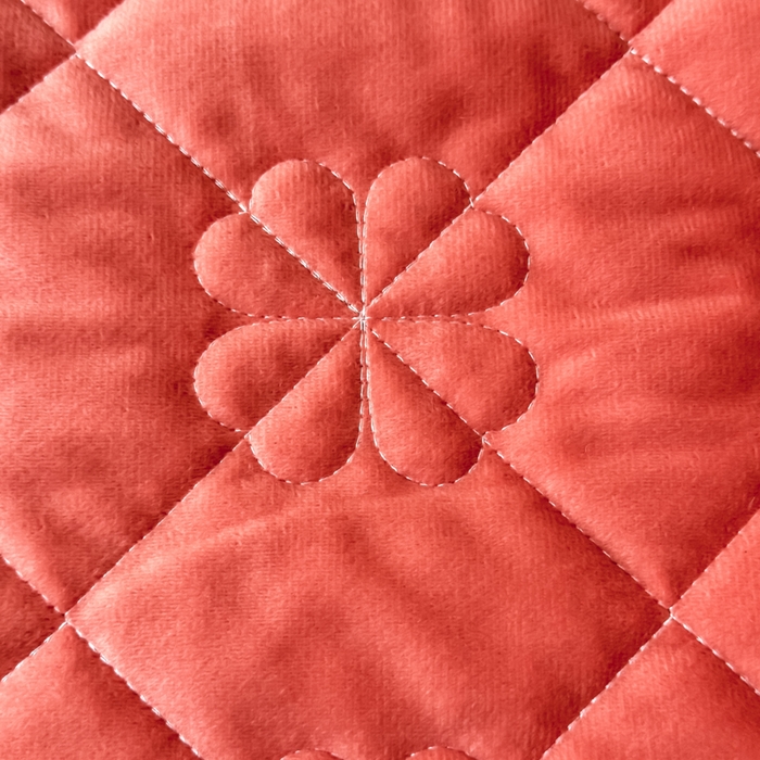 91家纺网 家纺一手货源 找家纺 逸林家纺《原希尔顿逸林》 2025新款床盖水晶绒床盖床裙三件套夹棉床盖 四叶草-暖桔