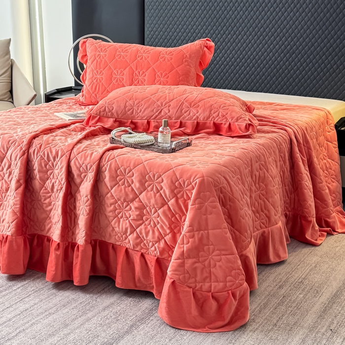 91家纺网 家纺一手货源 找家纺 逸林家纺《原希尔顿逸林》 2025新款床盖水晶绒床盖床裙三件套夹棉床盖 四叶草-暖桔