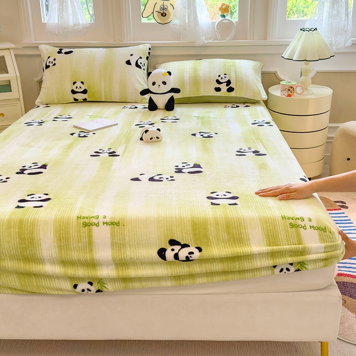 91家纺网 家纺一手货源 找家纺 摩妮卡 2025新款印花系列小清新牛奶绒印花床笠三件套 呆萌熊猫