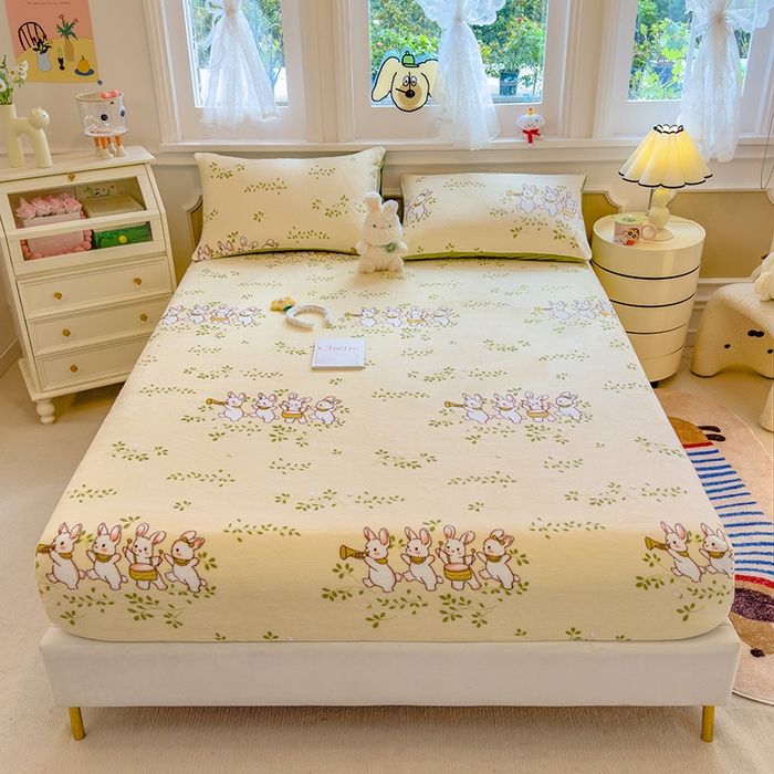 91家纺网 家纺一手货源 找家纺 摩妮卡 2025新款印花系列小清新牛奶绒印花床笠三件套 萌宠乐园