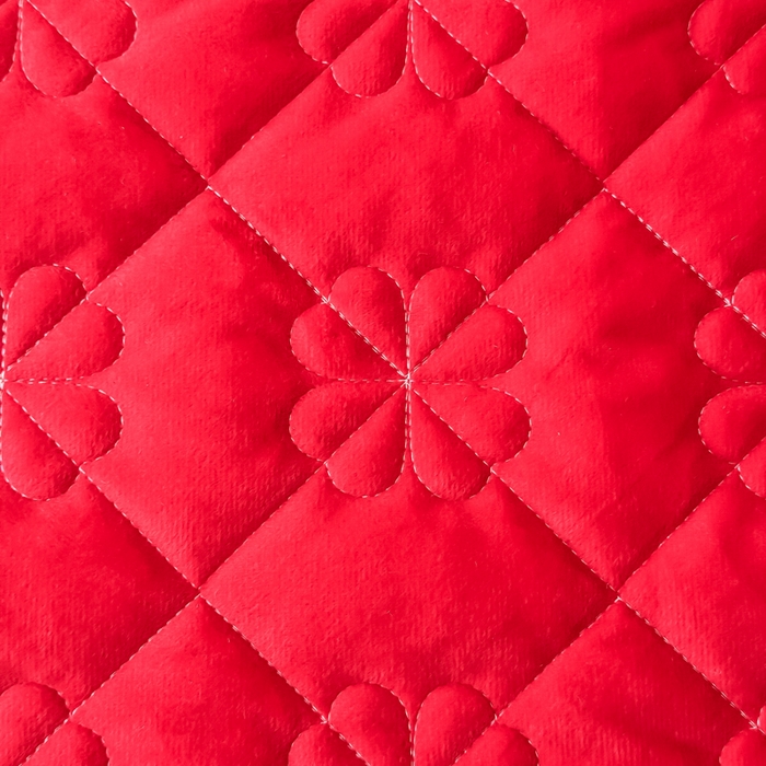 91家纺网 家纺一手货源 找家纺 逸林家纺《原希尔顿逸林》 2025新款床盖水晶绒床盖床裙三件套夹棉床盖 四叶草-中国红