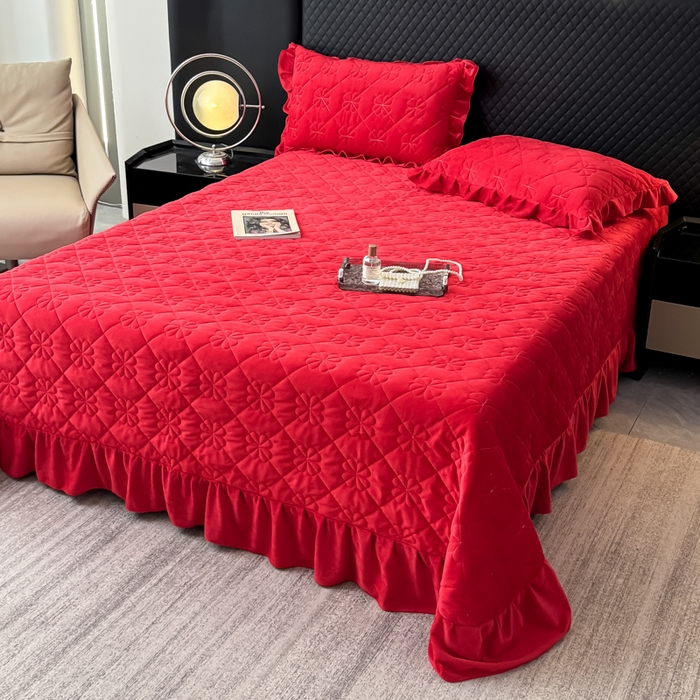 91家纺网 家纺一手货源 找家纺 逸林家纺《原希尔顿逸林》 2025新款床盖水晶绒床盖床裙三件套夹棉床盖 四叶草-中国红