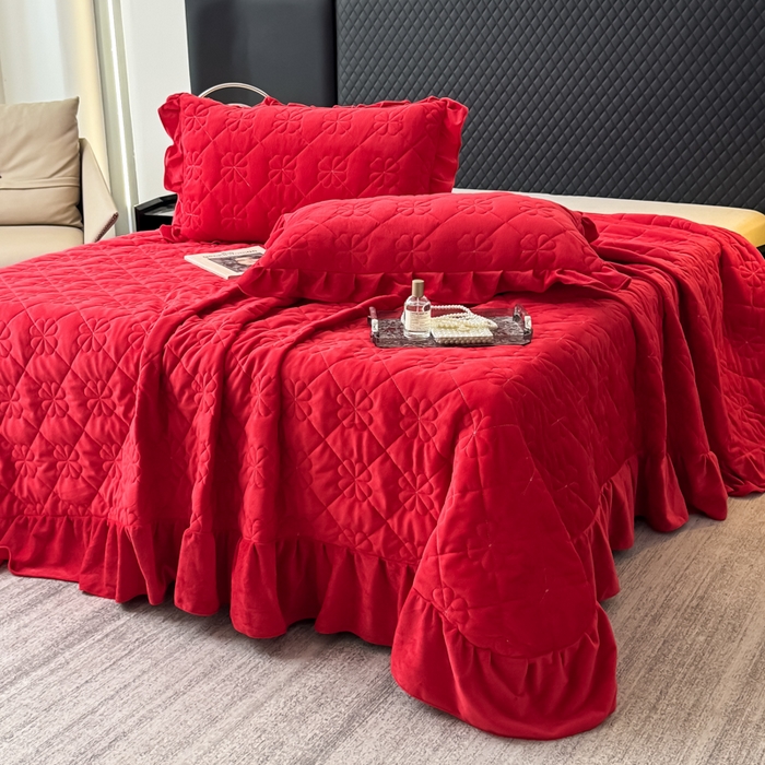 91家纺网 家纺一手货源 找家纺 逸林家纺《原希尔顿逸林》 2025新款床盖水晶绒床盖床裙三件套夹棉床盖 四叶草-中国红
