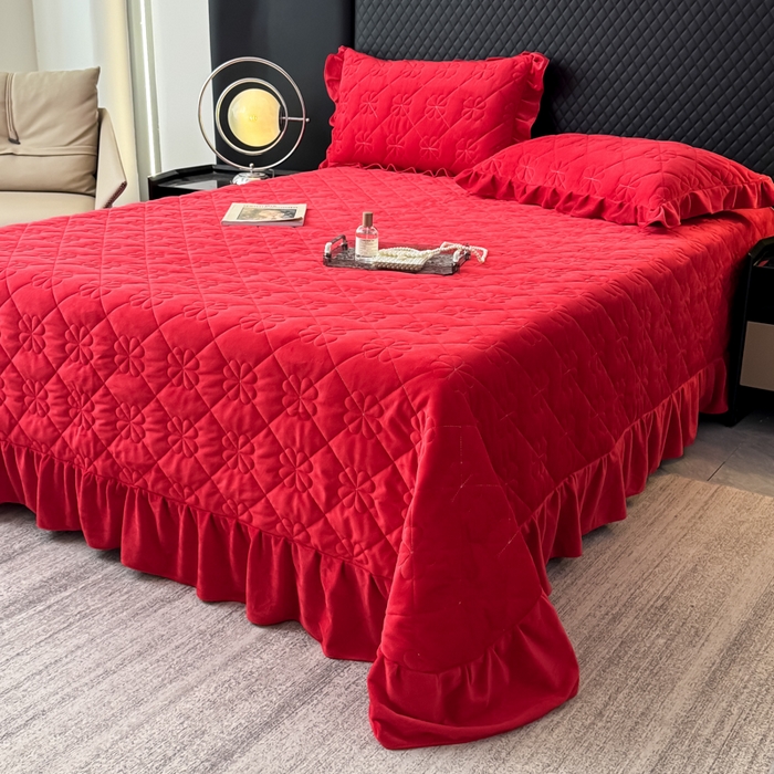 91家纺网 家纺一手货源 找家纺 逸林家纺《原希尔顿逸林》 2025新款床盖水晶绒床盖床裙三件套夹棉床盖 四叶草-中国红