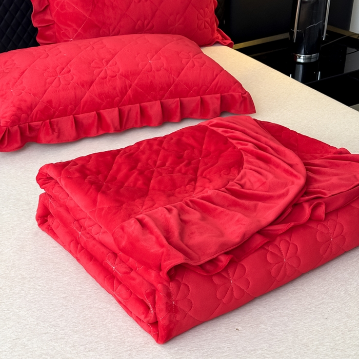 91家纺网 家纺一手货源 找家纺 逸林家纺《原希尔顿逸林》 2025新款床盖水晶绒床盖床裙三件套夹棉床盖 四叶草-中国红