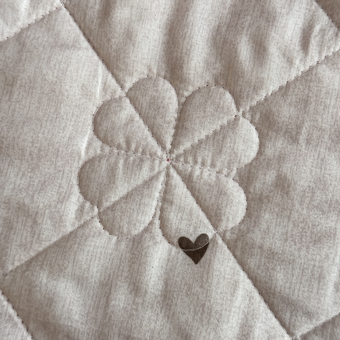 91家纺网 家纺一手货源 找家纺 逸林家纺《原希尔顿逸林》 2025新款床盖水晶绒床盖床裙三件套夹棉床盖 四叶草-中国红