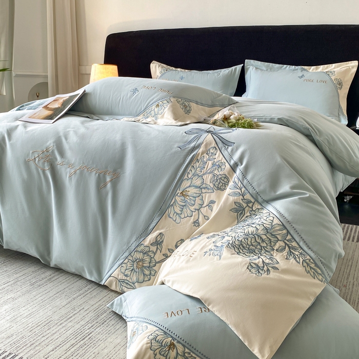 91家纺网 家纺一手货源 找家纺 桃园 新款纯棉全棉长绒棉磨毛不掉毛四件套高端礼盒-罗德岛系列 飘蓝