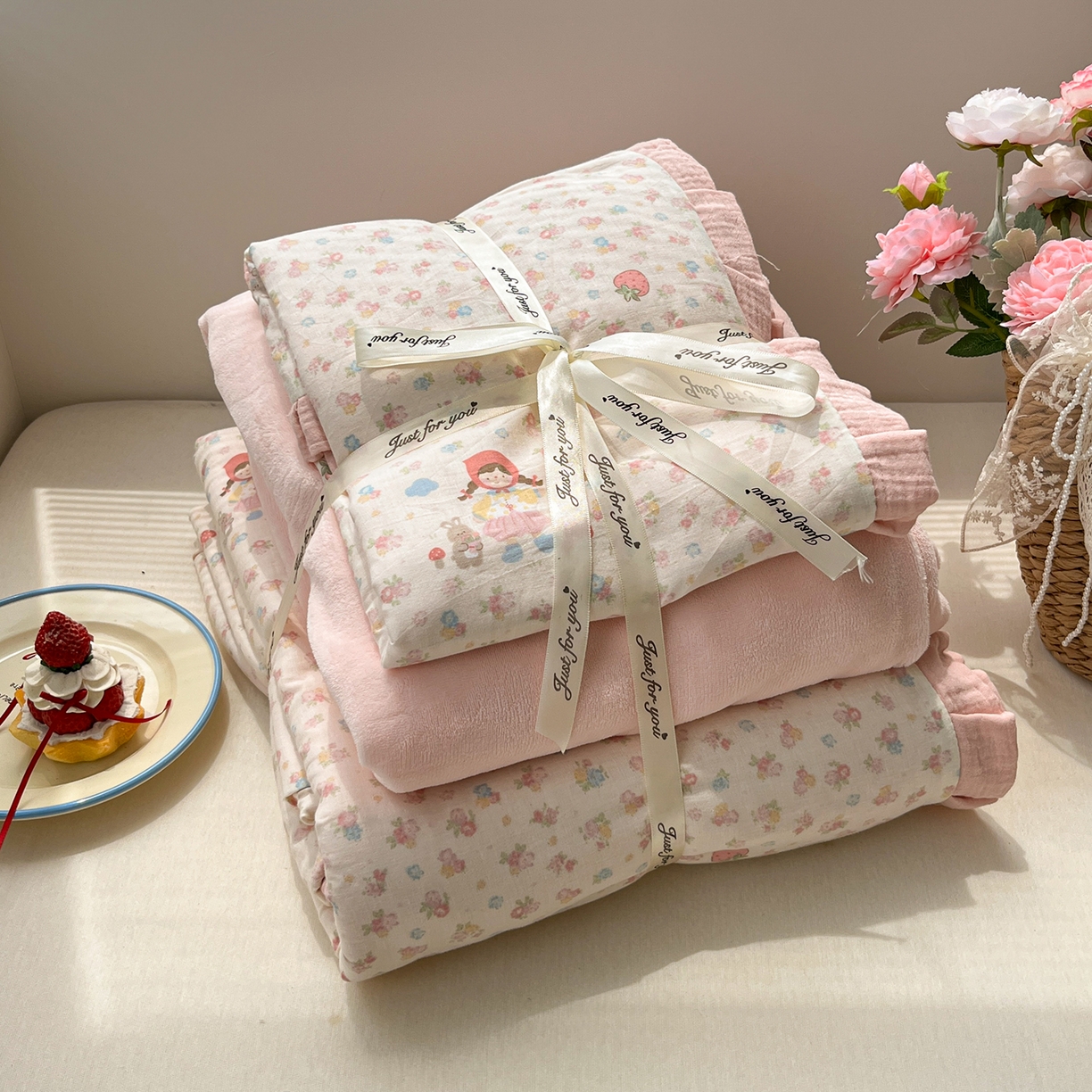 91家纺网 家纺一手货源 找家纺 桃子家居 2025新款A类韩版花边皱皱纱纯棉有氧双层纱加全消光加厚牛奶绒高品质棉加绒暖纱绒四件套 暖纱绒-小红帽女孩