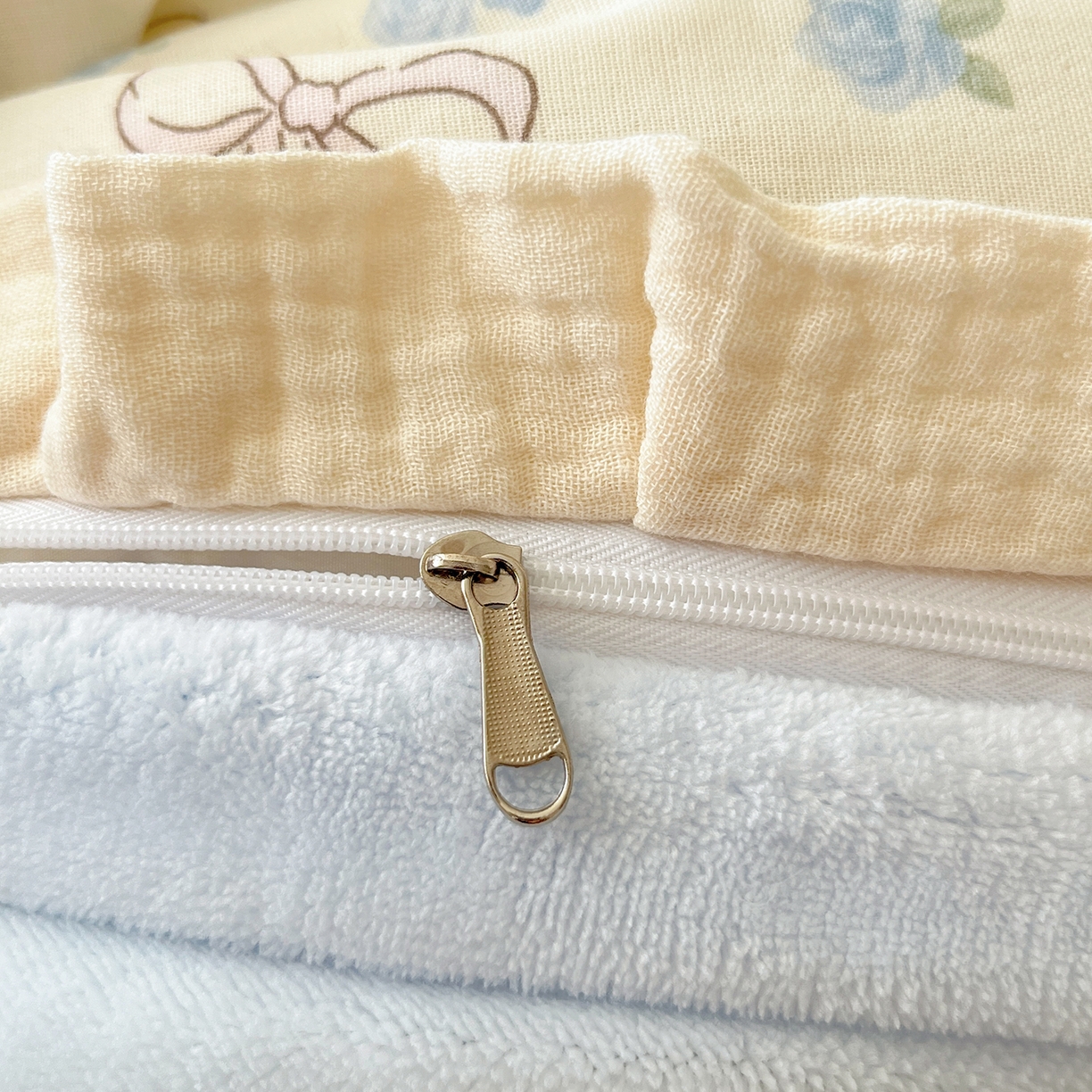 91家纺网 家纺一手货源 找家纺 桃子家居 2025新款A类韩版花边皱皱纱纯棉有氧双层纱加全消光加厚牛奶绒高品质棉加绒暖纱绒四件套 暖纱绒-蓝花小狗