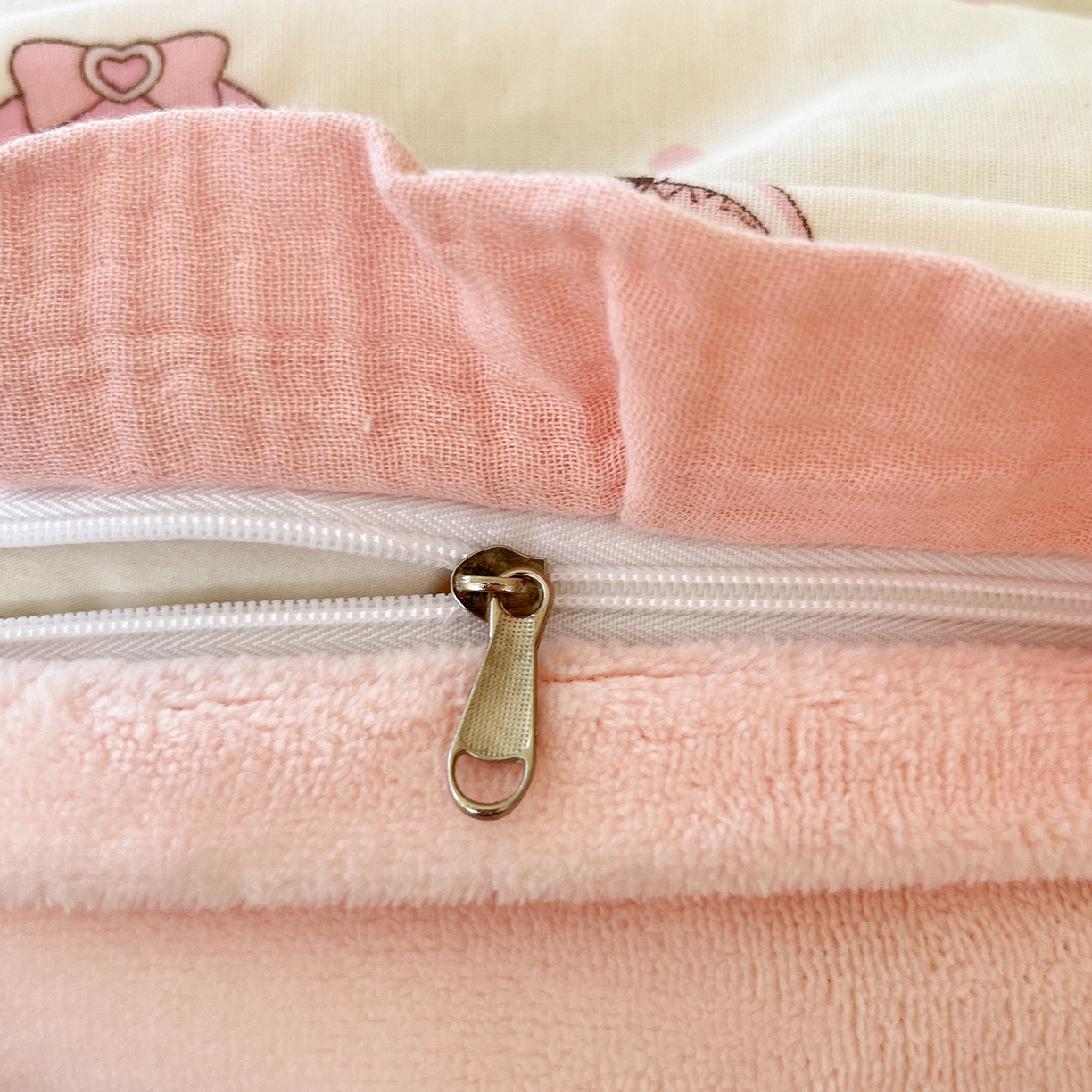 91家纺网 家纺一手货源 找家纺 桃子家居 2025新款A类韩版花边皱皱纱纯棉有氧双层纱加全消光加厚牛奶绒高品质棉加绒暖纱绒四件套 暖纱绒-小可爱