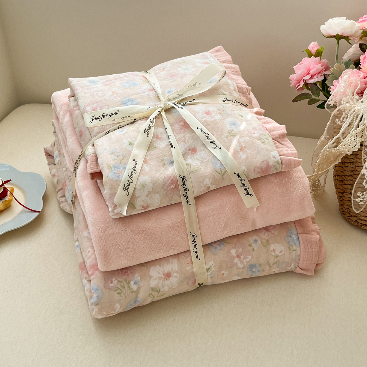 91家纺网 家纺一手货源 找家纺 桃子家居 2025新款A类韩版花边皱皱纱纯棉有氧双层纱加全消光加厚牛奶绒高品质棉加绒暖纱绒四件套 暖纱绒-白茶粉