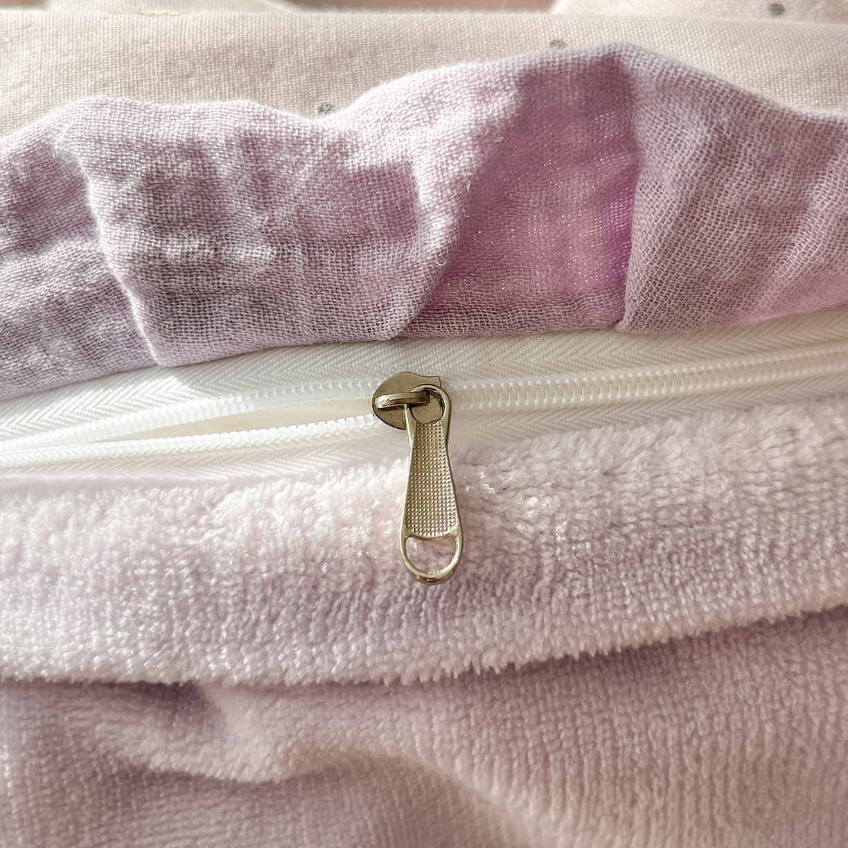 91家纺网 家纺一手货源 找家纺 桃子家居 2025新款A类韩版花边皱皱纱纯棉有氧双层纱加全消光加厚牛奶绒高品质棉加绒暖纱绒四件套 暖纱绒-紫色蝴蝶结