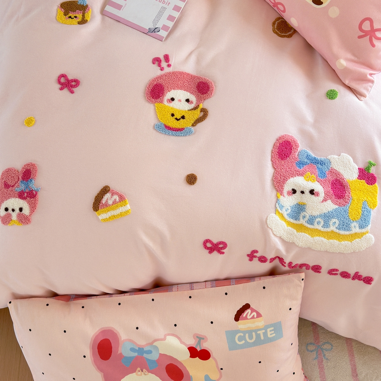 91家纺网 家纺一手货源 找家纺 优彩 2025新款数码印花全棉磨毛毛巾绣四件套 幸运蛋糕