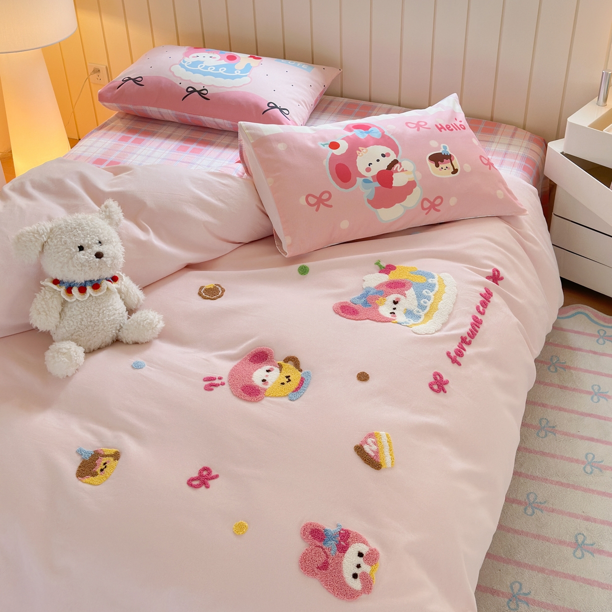 91家纺网 家纺一手货源 找家纺 优彩 2025新款数码印花全棉磨毛毛巾绣四件套 幸运蛋糕