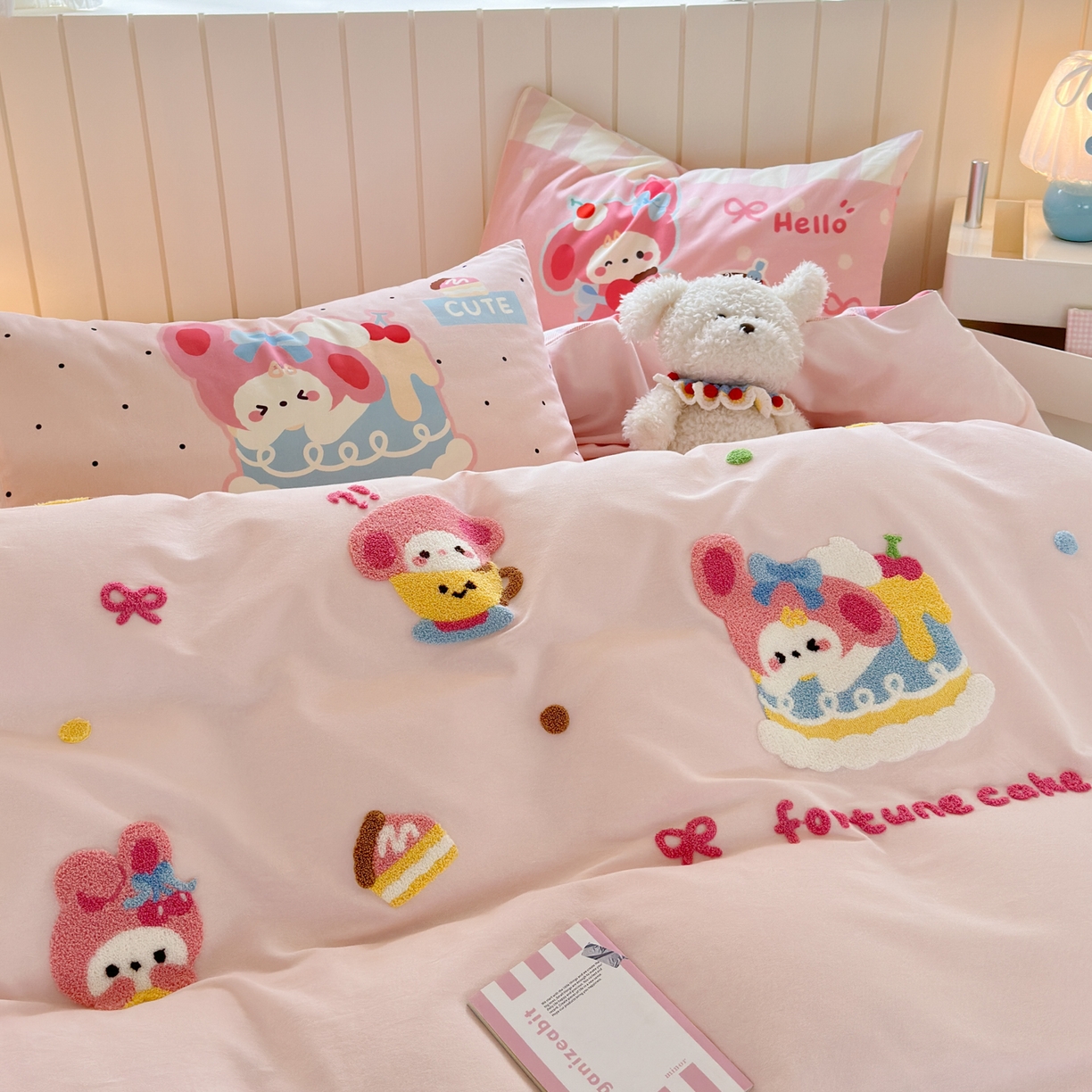 91家纺网 家纺一手货源 找家纺 优彩 2025新款数码印花全棉磨毛毛巾绣四件套 幸运蛋糕