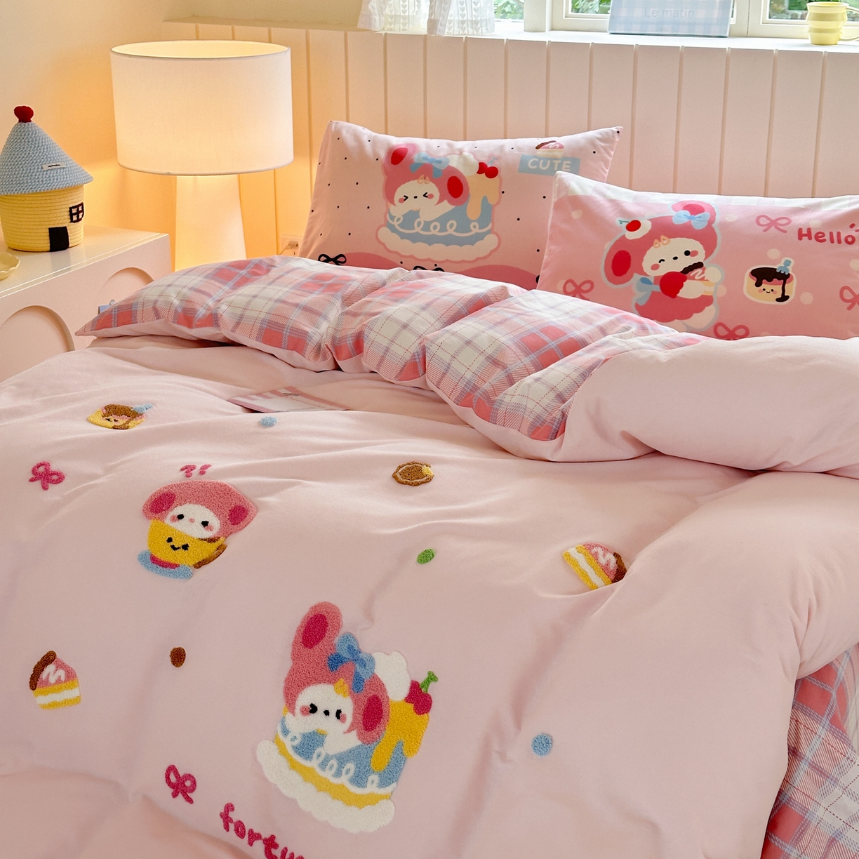 91家纺网 家纺一手货源 找家纺 优彩 2025新款数码印花全棉磨毛毛巾绣四件套 幸运蛋糕