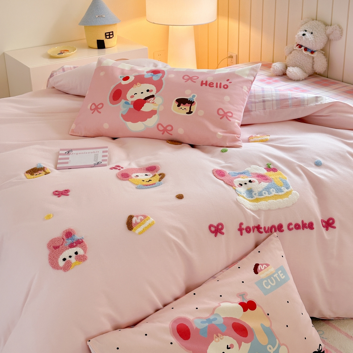 91家纺网 家纺一手货源 找家纺 优彩 2025新款数码印花全棉磨毛毛巾绣四件套 幸运蛋糕