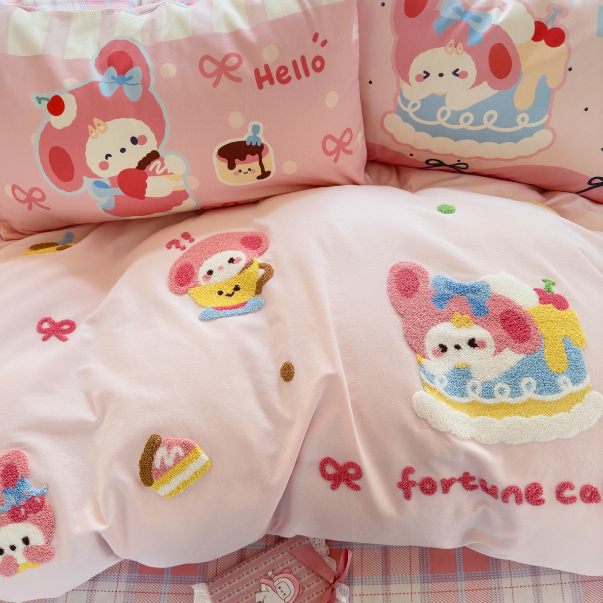 91家纺网 家纺一手货源 找家纺 优彩 2025新款数码印花全棉磨毛毛巾绣四件套 幸运蛋糕