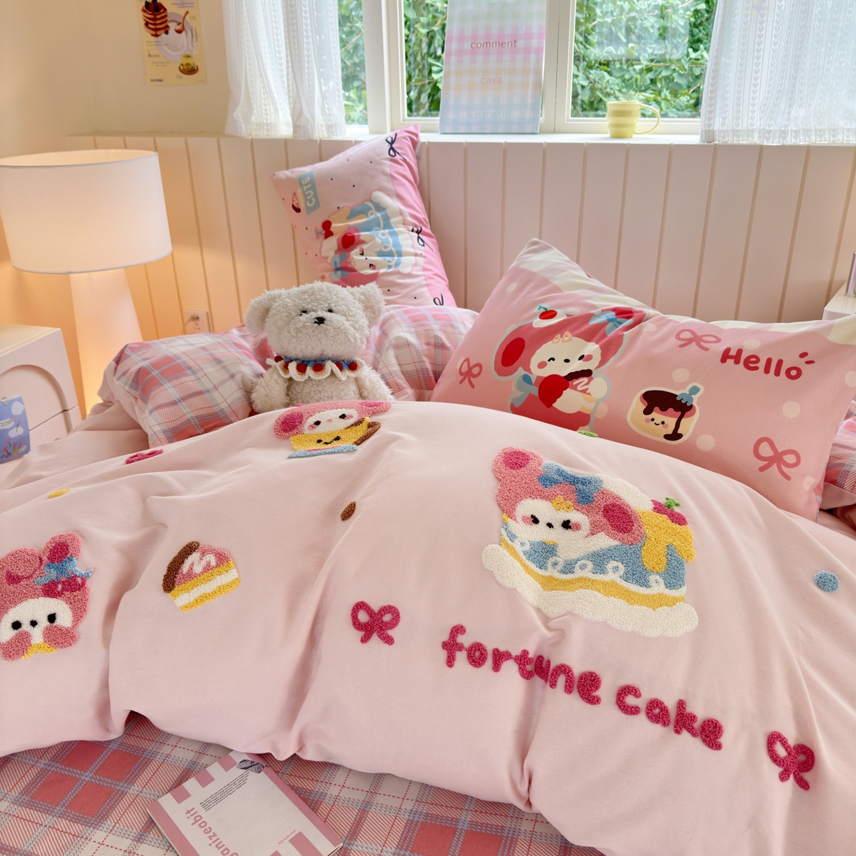 91家纺网 家纺一手货源 找家纺 优彩 2025新款数码印花全棉磨毛毛巾绣四件套 幸运蛋糕