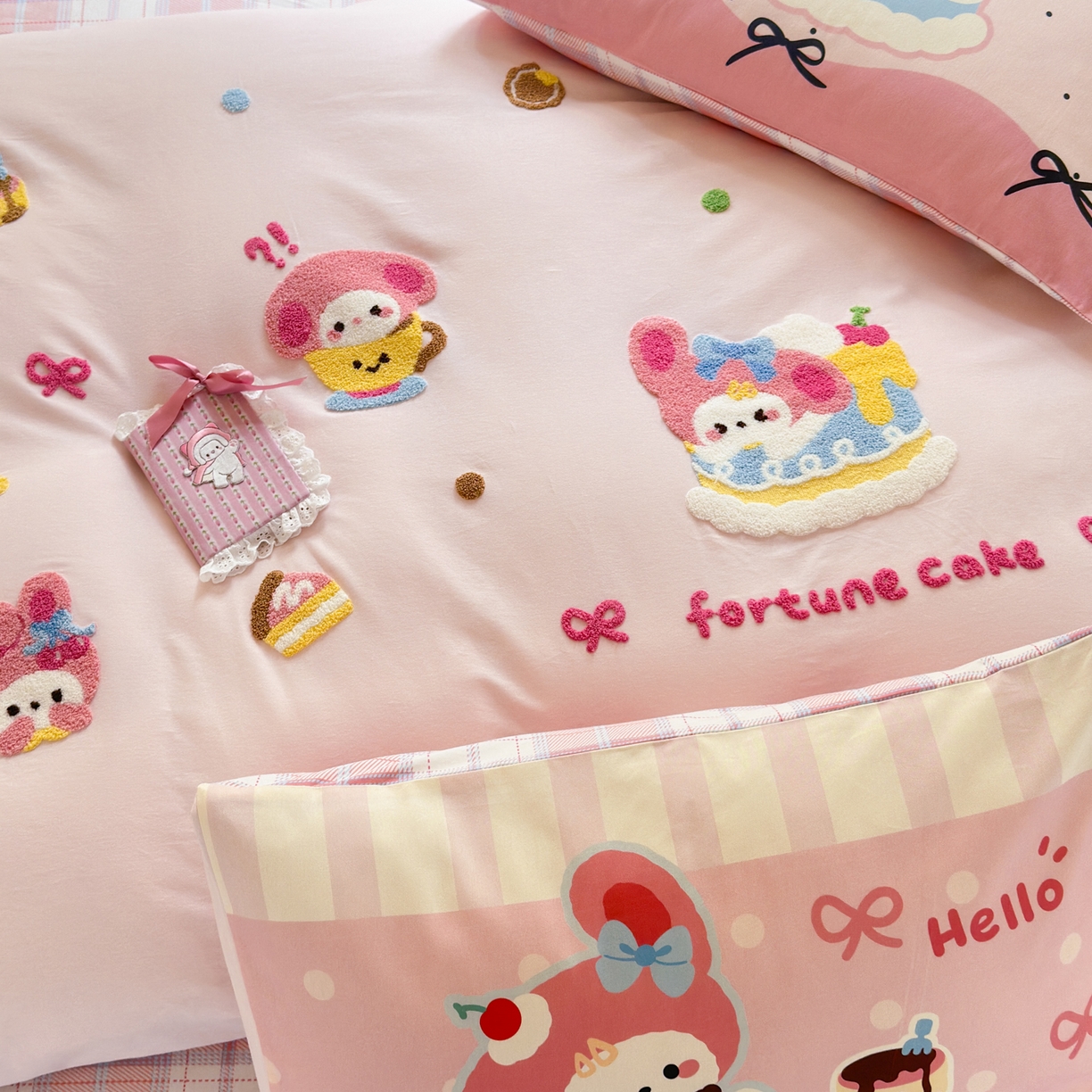 91家纺网 家纺一手货源 找家纺 优彩 2025新款数码印花全棉磨毛毛巾绣四件套 幸运蛋糕