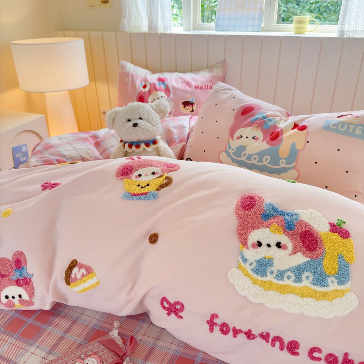 91家纺网 家纺一手货源 找家纺 优彩 2025新款数码印花全棉磨毛毛巾绣四件套 幸运蛋糕