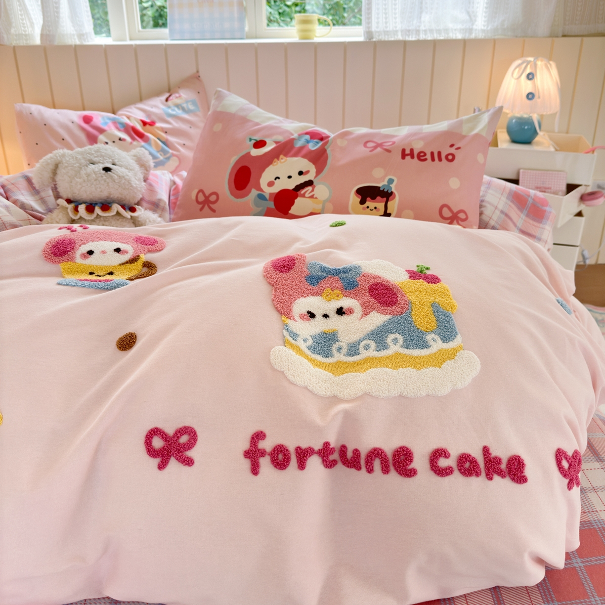 91家纺网 家纺一手货源 找家纺 优彩 2025新款数码印花全棉磨毛毛巾绣四件套 幸运蛋糕