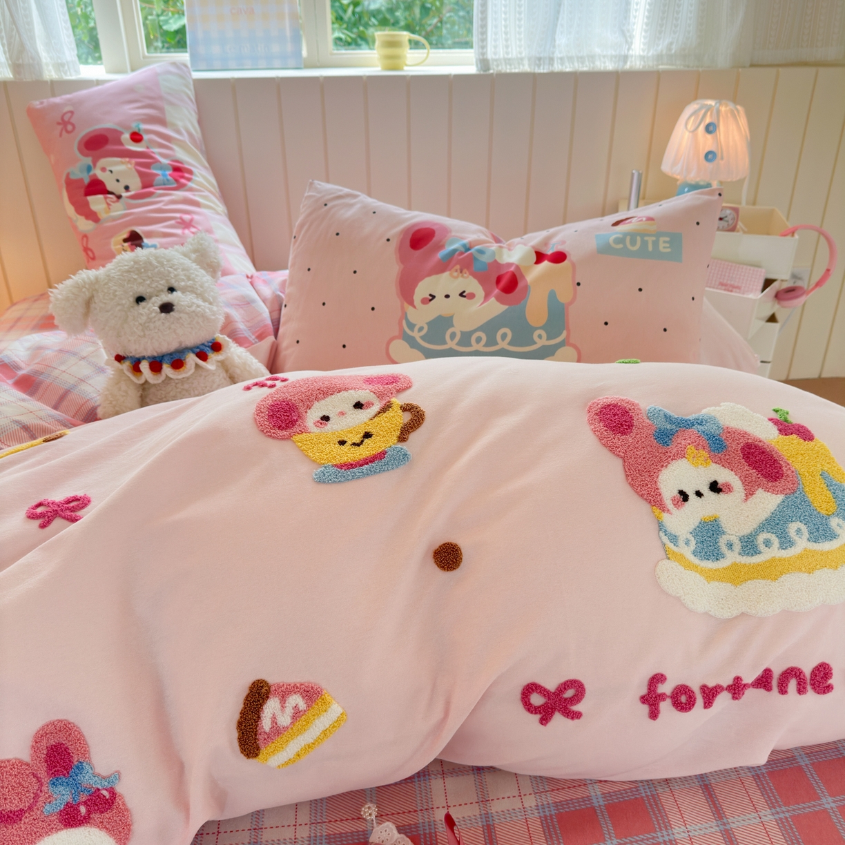 91家纺网 家纺一手货源 找家纺 优彩 2025新款数码印花全棉磨毛毛巾绣四件套 幸运蛋糕