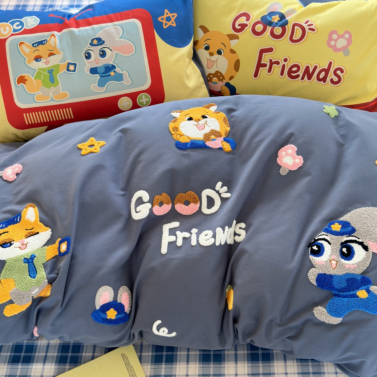 91家纺网 家纺一手货源 找家纺 优彩 2025新款数码印花全棉磨毛毛巾绣四件套 动物乌托邦