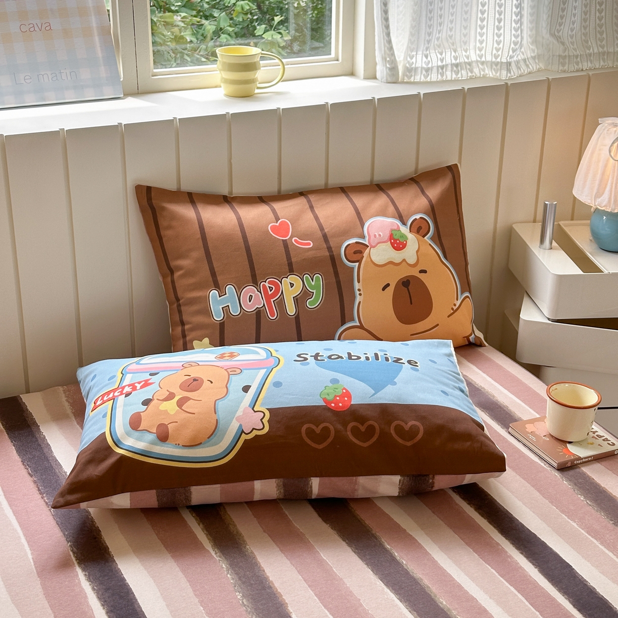 91家纺网 家纺一手货源 找家纺 优彩 2025新款数码印花全棉磨毛毛巾绣四件套 卡皮巴拉-奶咖