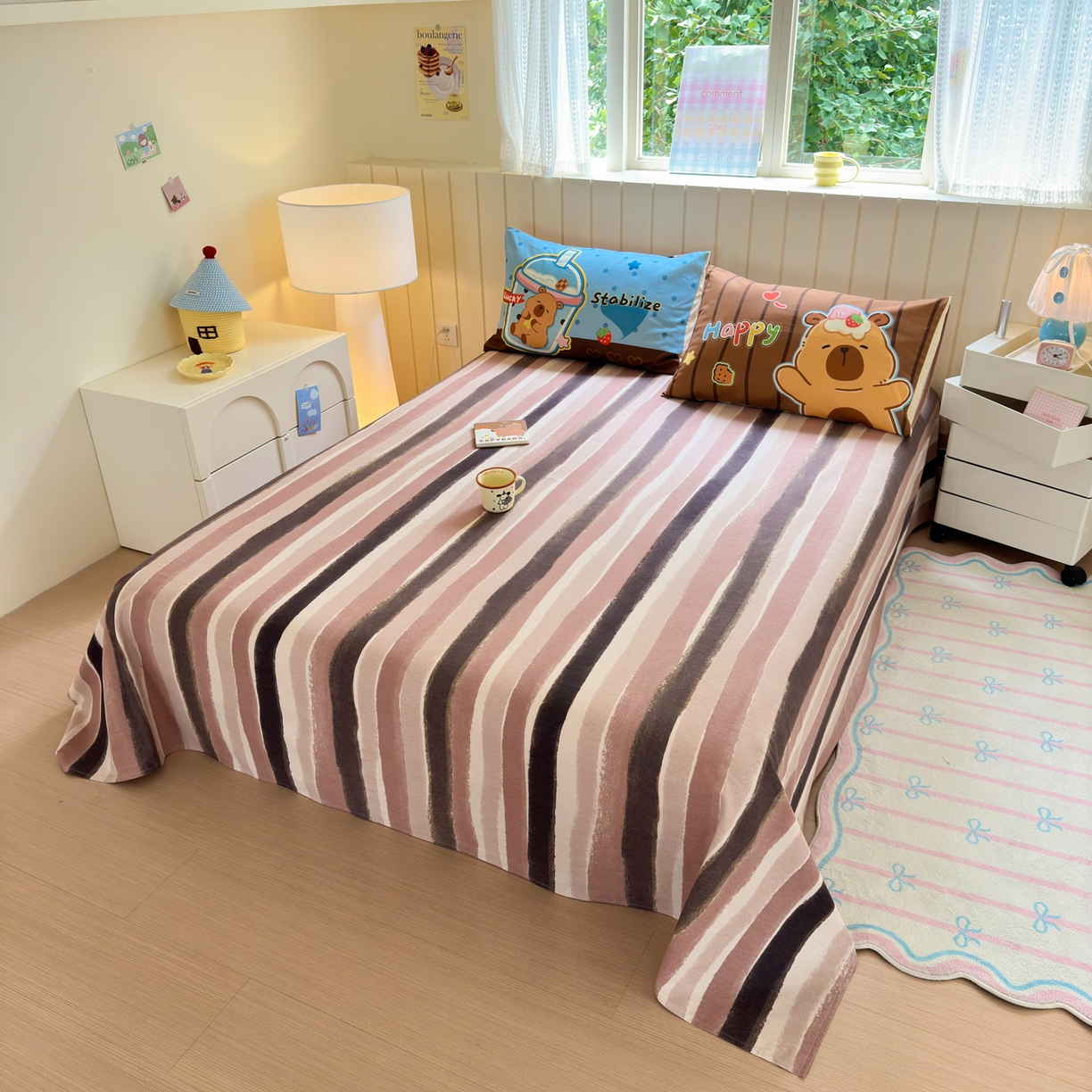 91家纺网 家纺一手货源 找家纺 优彩 2025新款数码印花全棉磨毛毛巾绣四件套 卡皮巴拉-奶咖