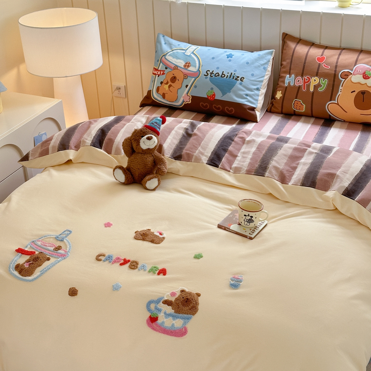 91家纺网 家纺一手货源 找家纺 优彩 2025新款数码印花全棉磨毛毛巾绣四件套 卡皮巴拉-奶咖