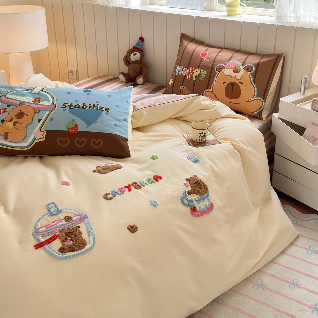 91家纺网 家纺一手货源 找家纺 优彩 2025新款数码印花全棉磨毛毛巾绣四件套 卡皮巴拉-奶咖