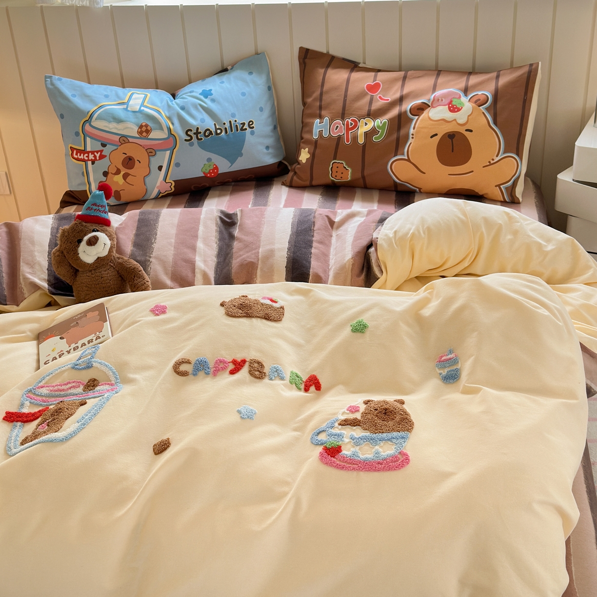 91家纺网 家纺一手货源 找家纺 优彩 2025新款数码印花全棉磨毛毛巾绣四件套 卡皮巴拉-奶咖